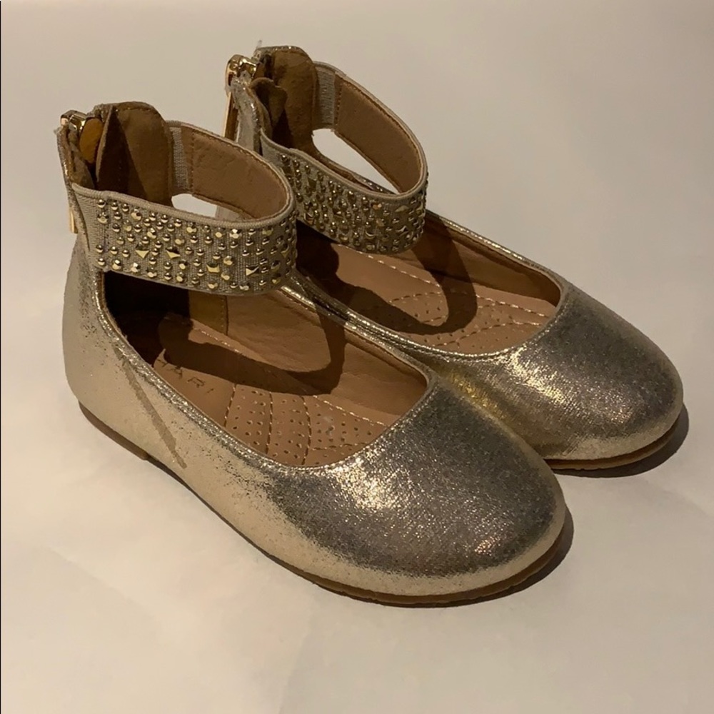 Tahari Gold flats size 5 toddler